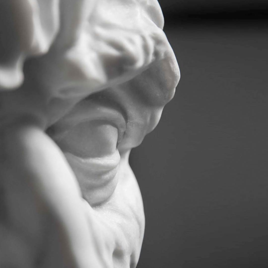 SENECA - besondere Steinskulpturen vom Bildhauer Steinbildhauer Jonas Eideloth Landau, München