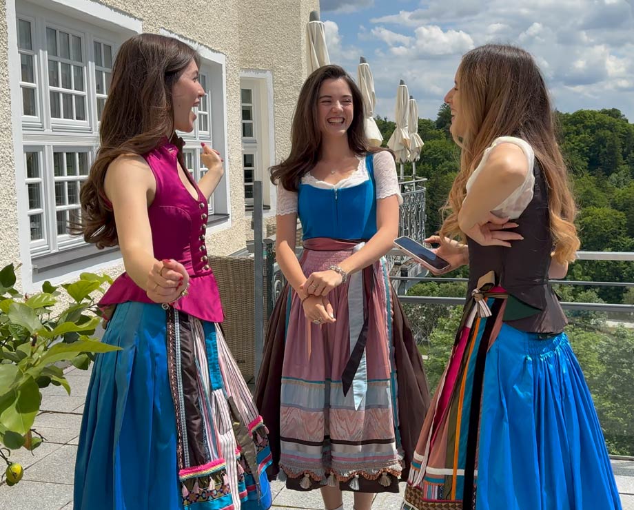 Dirndldesigner, Designerdirndl aus Pullach b. München, Hip-Hop Showact