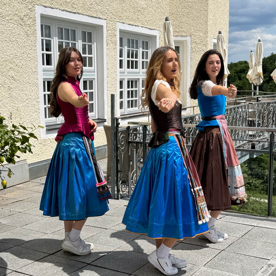 Dirndldesigner, Designerdirndl aus Pullach b. München, Hip-Hop Showact