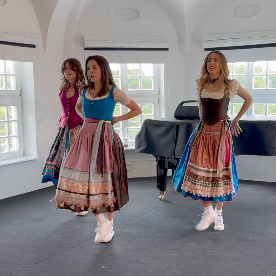 Dirndldesigner, Designerdirndl aus Pullach b. München, Hip-Hop Showact