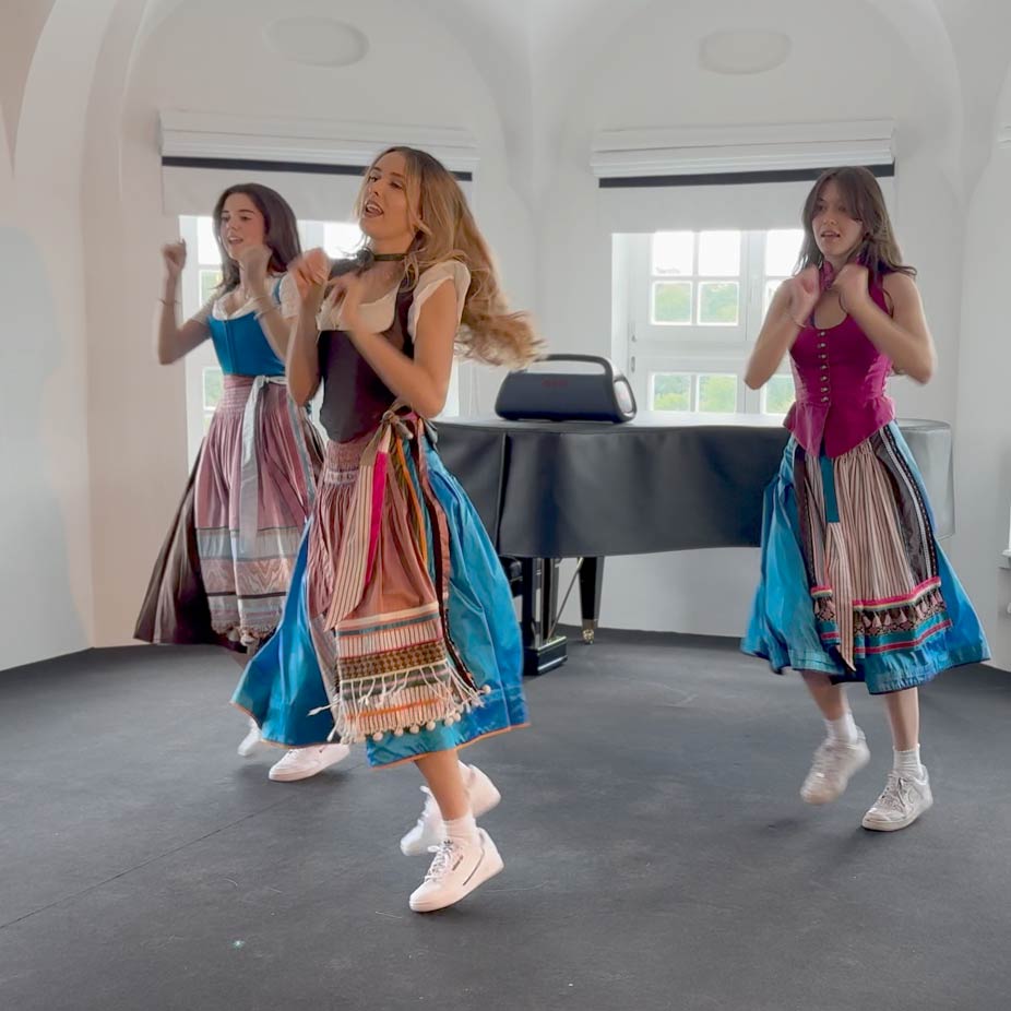 Dirndldesigner, Designerdirndl aus Pullach b. München, Hip-Hop Showact