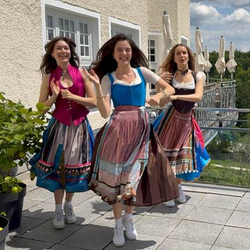 SEOTORIAL ... Dirndldesigner, Designerdirndl aus Pullach b. München, Hip-Hop Showact