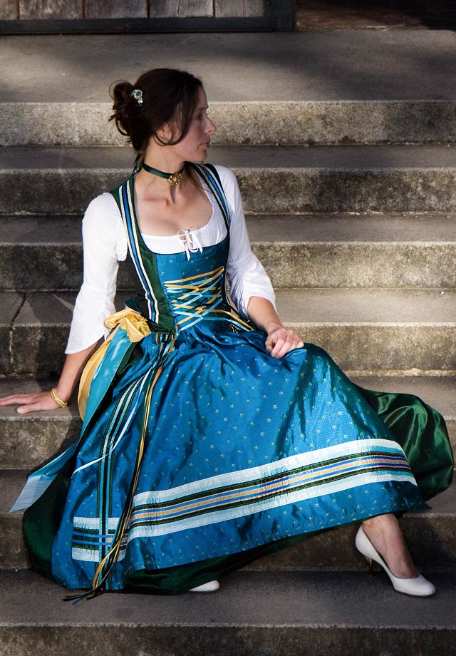 Exklusive Dirndl, maßgeschneiderte Dirndl Unikate – Michaela Keune München