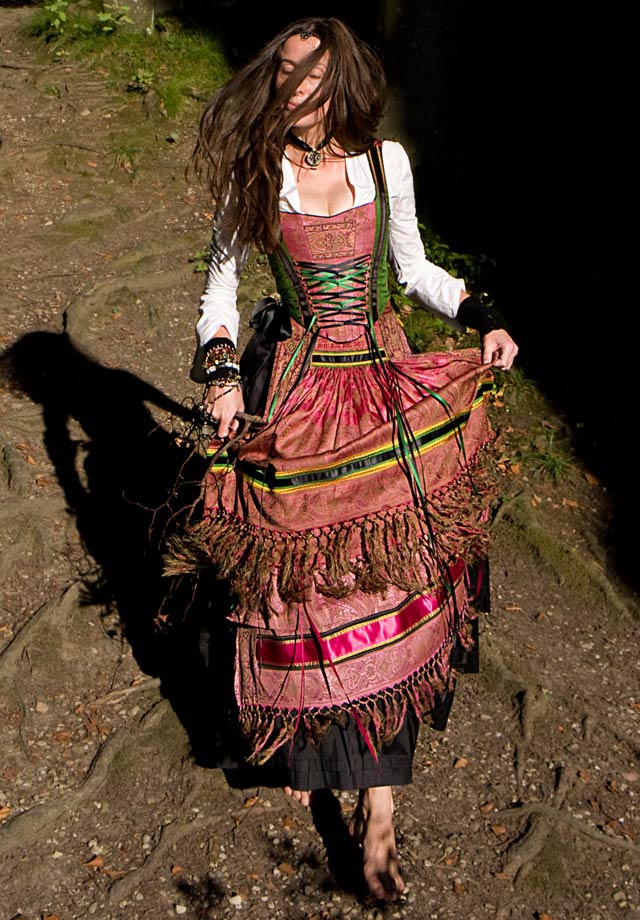 Exklusive Dirndl, maßgeschneiderte Dirndl Unikate – Michaela Keune München