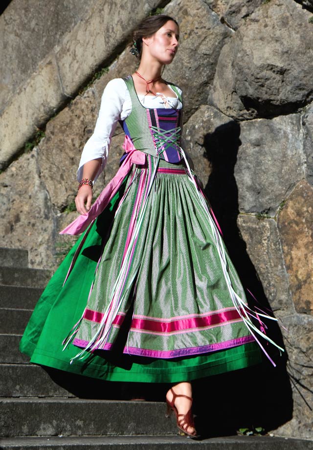 Exklusive Dirndl, maßgeschneiderte Dirndl Unikate – Michaela Keune München