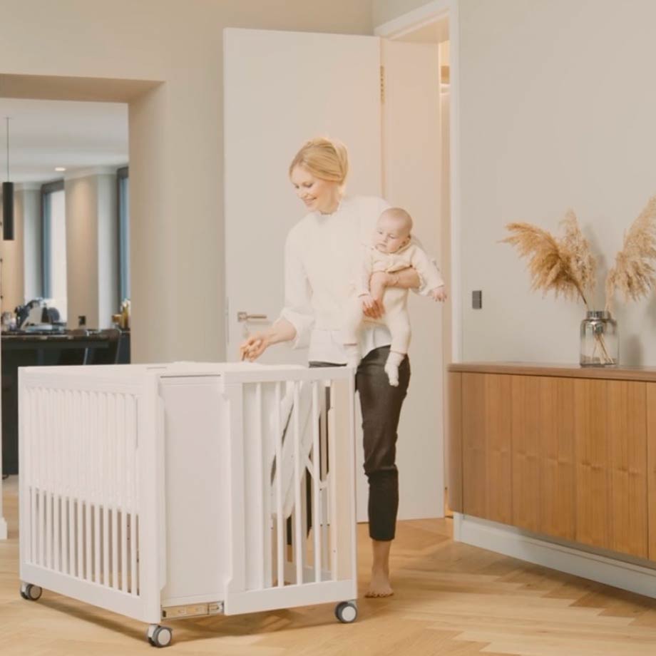 Engel & Bengel präsentiert NAOLIMA MoveMi® das wandelbare Babybett Wood