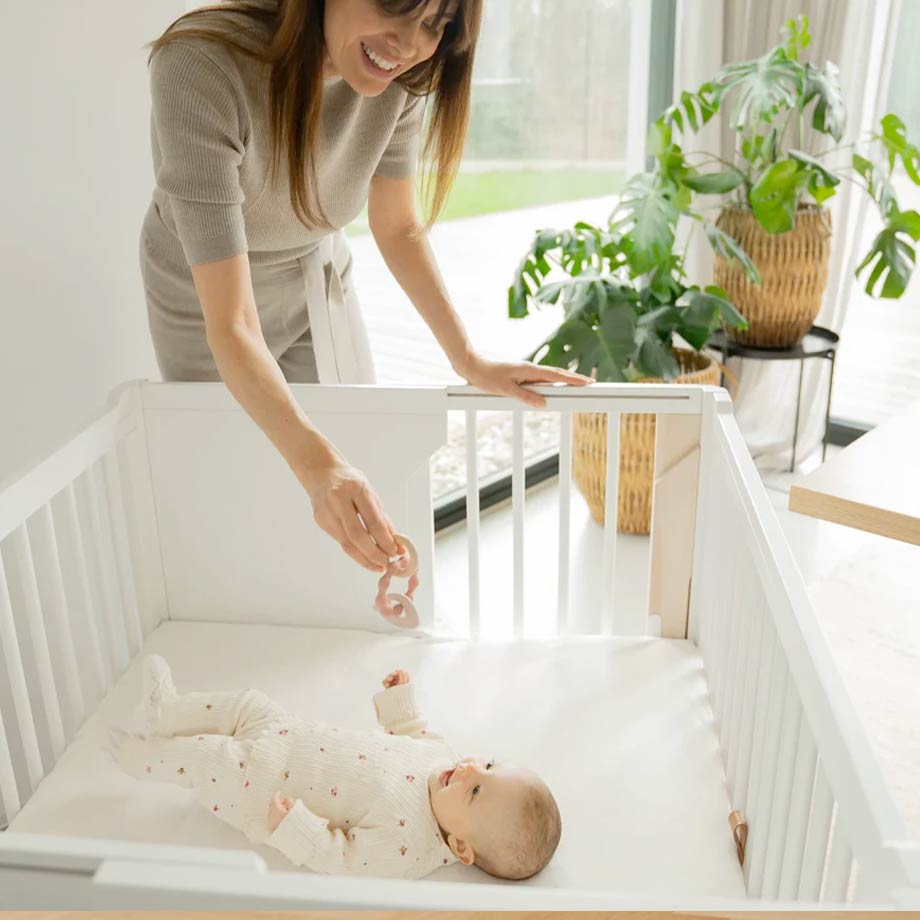 Engel & Bengel präsentiert NAOLIMA MoveMi® das wandelbare Babybett Wood