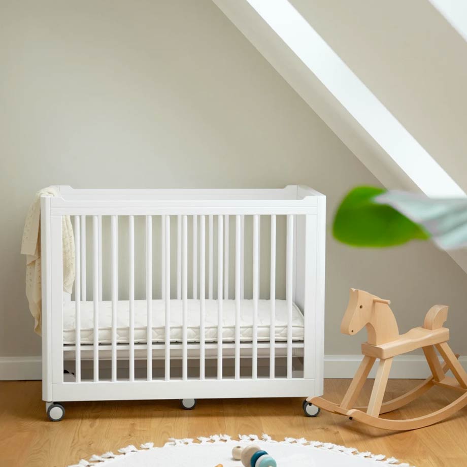 Engel & Bengel präsentiert NAOLIMA MoveMi® das wandelbare Babybett Wood